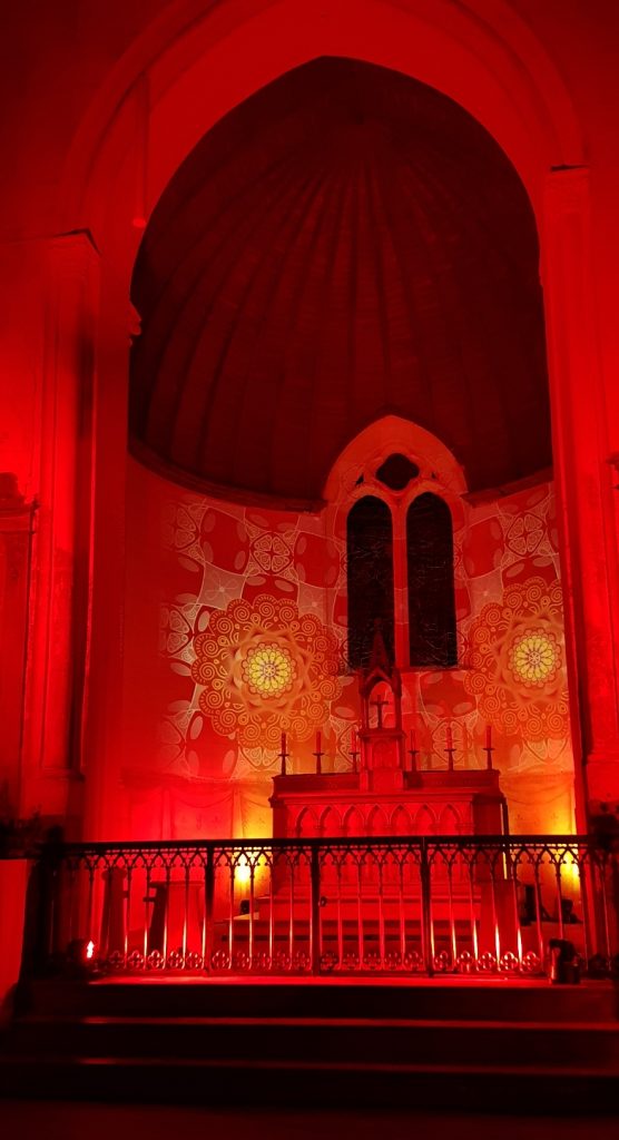 Choeur de l'église St Jacques de Lisle illuminé en rouge et vidéo d arabesques projetés