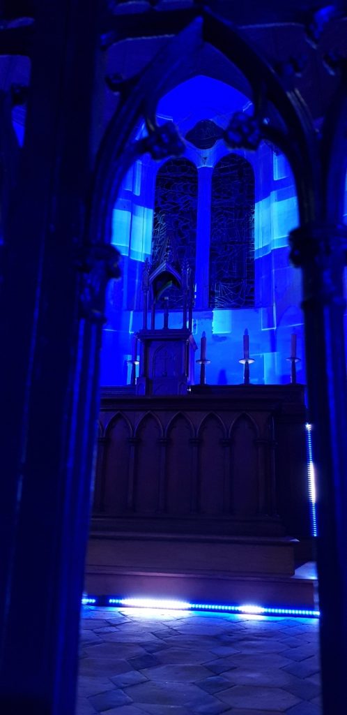 Choeur de l'église St Jacques de Lisle illuminé en bleu et vidéos projetés