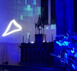 Miose en lumière du choeur de l'eglise St Jacques de Lisle et mapping vidéo, forme géométrique de couleur bleues et projections de formes par projecteur lumineux