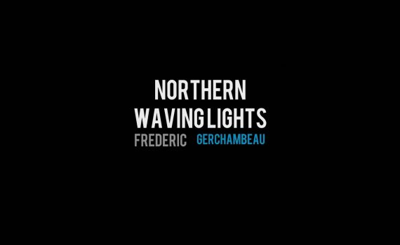 Image présentation clip vidéo Northern Waving Lights : Réalisation montage JL ANGER / Musique Frédéric Gerchambeau / Sur fond noir le tire en blance et le nom de l'artiste en gris et bleu